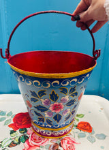 Load image into Gallery viewer, Bwced haearn Vintage wedi ei beintio â llaw (cefndir glas) / Vintage iron handpainted bucket (blue background)

