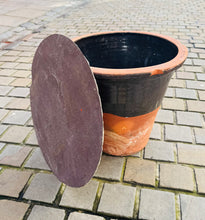 Load image into Gallery viewer, Pot llaethdy Hynafol terracotta crochenwaith Cymreig mawr gyda’r caead llechen gwreiddiol / Antique large Welsh pottery terracotta dairy pot with original slate lid
