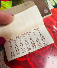 Load image into Gallery viewer, Calendr wal Vintage rhosen coch o 1934 heb ei ddefnyddio / Vintage 1934 red rose wall calendar that’s never been used
