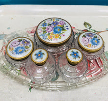 Load image into Gallery viewer, Set ystafell wely gwydr a blodeuog o ganol y ganrif ddiwethaf / Mid Century glass and floral bedroom set
