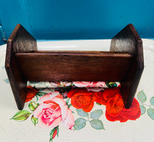 Load image into Gallery viewer, Silff lyfrau derw Arts &amp; Craft bychan / Small oak Arts &amp; Craft book shelf
