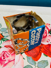 Load image into Gallery viewer, Pastry cutter William Levene Houswares 6 siâp gwahanol yn ei focs gwreiddiol o’r 60au / William Levene Houswares 6 different shapes Pastry cutter from the 60s in it’s original box
