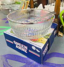 Load image into Gallery viewer, Powlen treiffl wydr fawr a llwy a fforc gweini Queen Anne Silver Plated Vintage o’r 70au yn eu bocs gwreiddiol / Vintage Queen Anne Silver plated large glass trifle bowl and serving spoons from the 70s in original box
