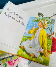 Load image into Gallery viewer, Llyfr Ladybird Cymraeg ‘Ymlaen a ni’ prin o 1969 / Rare Welsh ‘Ymlaen a ni’ Ladybird book from 1969
