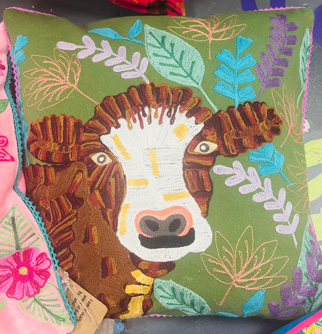 Clustog buwch wedi ei Frodio â Llaw / Hand Embroidered Cow Cushion