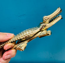 Load image into Gallery viewer, Malwr cnau brass siâp Crocodeil / Brass Crocodile nutcracker
