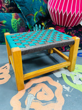 Load image into Gallery viewer, Stôl droed Vintage ffrâm bren a rattan gwyrdd a llwyd wedi’i wehyddu o ganol y ganrif ddiwethaf / Vintage green and grey Mid Century rattan woven wooden framed footstool

