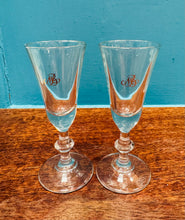 Load image into Gallery viewer, Pâr o wydryau sherry MB Vintage Ffrening Luminarc  / Pair of French Luminarc Vintage MB sherry glasses
