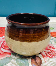 Load image into Gallery viewer, Pot ‘Siwgwr’ Crochendy Tregaron o’r 70au / Tregaron Pottery ‘Siwgwr’ pot from the 70s
