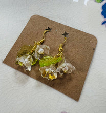 Load image into Gallery viewer, Clustlysau blodau gwydr steil Vintage / Vintage style glass flower earrings
