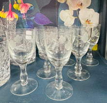 Load image into Gallery viewer, Set o 6 wydrau sherry Vintage wedi eu ysgythru / Set of 6 of Vintage etched sherry glasses
