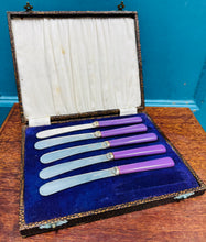 Load image into Gallery viewer, 5 Cyllell Menyn EPNS carn piws Vintage o’r 40au yn eu bocs gwreiddiol / 5 Vintage 1940s purple handles EPNS Butter Knives in original case
