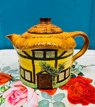 Load image into Gallery viewer, Tebot Burlington Ware 'Devon Cobb' Vintage siâp bwthyn / Vintage Burlington Ware 'Devon Cobb' cottage teapot
