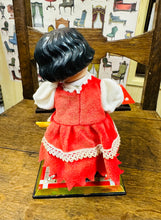 Load image into Gallery viewer, Tegan Vintage ‘wind up’ merch yn chwarae’r xylophonen o’r 60au / Vintage wind up girl playing xylophone from the 60s
