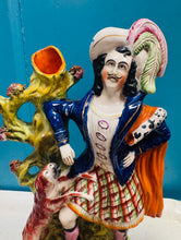 Load image into Gallery viewer, Fâs 'spill' cefn gwastad Hynafol Staffordshire o'r 19eg ganrif siâp heliwr o'r Alban a chi / Staffordshire flat back spill vase from the 19th century featuring a "Highlander" hunter and dog
