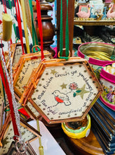 Load image into Gallery viewer, Ffrâm bach ‘Mae Robin Goch yn ymddangos pan fydd anwyliaid yn agos’ wedi eu gwneud â llaw / Handmade  ‘Mae Robin Goch yn ymddangos pan fydd anwyliaid yn agos’ small frame
