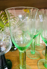 Load image into Gallery viewer, Set o 6 gwydryn gwin gwyrdd Vintage wedi eu chwythu â llaw / Set of 6 Vintage handblown green wine glasses
