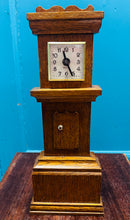 Load image into Gallery viewer, Cloc Taid bychan Vintage  ‘Prentice Piece’ wedi ei wneud â llaw / Vintage handmade Prentice Piece tiny Grandfather clock
