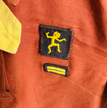 Load image into Gallery viewer, Dillad Girl Guides Vintage o’r 60au gyda 20 bathodyn / Girl Guides Vintage Brownie Uniform from the 1960&#39;s with 20 Badges
