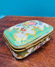 Load image into Gallery viewer, Bocs trinkets seramig Vintage Au Grand Siècle, Paris, wedi ei beintio â llaw / Vintage hand painted Au Grand Siècle, Paris, ceramic trinket box
