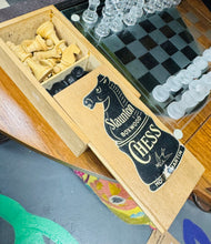 Load image into Gallery viewer, Darniau chess Staunton Vintage o’r 70au mewn bocs pren / Vintage Staunton chess pieces in a wooden box from the 70s

