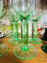Load image into Gallery viewer, Set o 6 gwydryn gwin gwyrdd Vintage wedi eu chwythu â llaw / Set of 6 Vintage handblown green wine glasses
