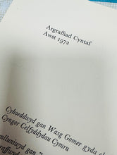 Load image into Gallery viewer, Llyfr clawr caled argraffiad cyntaf ‘Detholiad o gerddi’ T.H.Parry Wiiliams o 1972 wedi ei arwyddo gan y bardd / Signed first edition harback book ‘Detholiad o gerddi’ T.H.Parry Wiiliams from 1972

