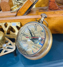 Load image into Gallery viewer, Cloc a cwmpawd brass gwydr chwyddedig / Brass magnifying glass table clock and compass
