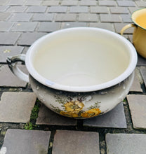 Load image into Gallery viewer, Pot dan gwely seramig blodeuog Hynafol / Antique ceramic floral Chamber Pot

