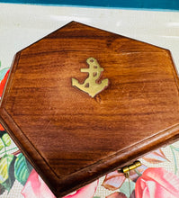 Load image into Gallery viewer, Replica o Sextant Morwrol mewn blwch pren a brass Hynafol / Antique Nautical Navigation Sextant Replica in a wooden and brass box
