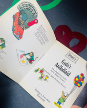 Load image into Gallery viewer, Llyfr plant ‘Gyda’r Anifeiliaid’ Vintage o 1976 / Vintage ‘Gyda’r Anifeiliaid’ children’s book from 1976
