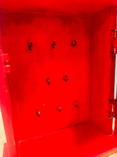 Load image into Gallery viewer, Cabinet dal goriadau coch Vintage wedi ei beintio â llaw / Vintage red handpainted key cabinet
