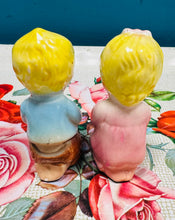 Load image into Gallery viewer, Set halen a pupur Vintage bachgen a merch yn gweddio / Vintage Boy and girl praying Salt and Pepper Shaker Set
