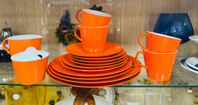 Load image into Gallery viewer, Set 18 darn Melaware Retro oren a gwyn o’r 70au / Retro orange and white 18 piece Melaware set from the 70s
