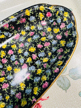 Load image into Gallery viewer, Plât brechdanau hirgrwn Royal Winton Grimwades Vintage gyda phatrwm blodau chintz ar gefndir du / Vintage Royal Winton Grimwades oblong sandwich plate featuring a black chintz floral patter
