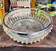 Load image into Gallery viewer, Bowlen Treiffl Wydr Vintage gydag ymyl arian / Vintage Glass Trifle Bowl with silver rim
