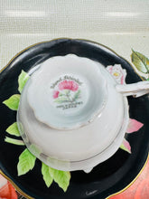 Load image into Gallery viewer, Cwpan a soser Vintage Siapaneaidd rhosod pinc a du wedi eu peintio â llaw / Vintage Japanese handpainted pink and nlack rose cup and saucer
