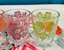 Load image into Gallery viewer, Set o 6 gwydryn shot blodeuog lliwgar Retro o’r 60au / Retro set of 6 floral colourful shot glasses from the 60s
