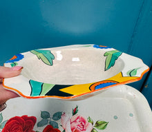Load image into Gallery viewer, Powlen weini Art Deco Era Ware wedi’i beintio â llaw yn y 30au / Art Deco handpainted Era Ware serving bowl from the 30s
