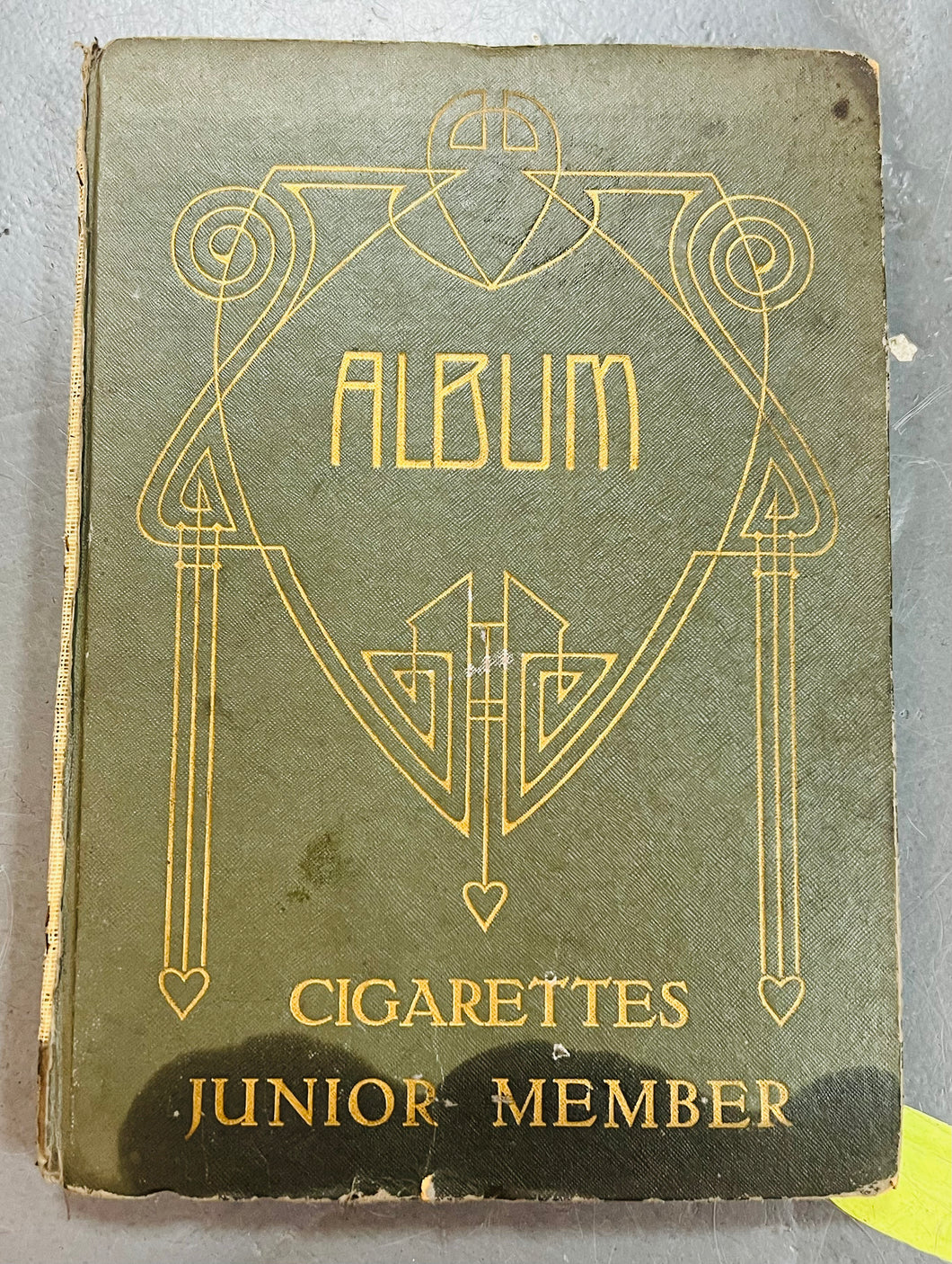 Album Vintage 3/4 llawn cardiau sigaret ‘Junior Member’ o’r 30au / Vintage album 3/4 full of ‘Junior Member’ cigarette cards from the 30s