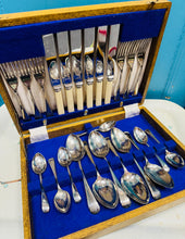 Load image into Gallery viewer, Set gytleri 24 darn Vintage ‘Viners Ltd' o Sheffield, o'r 1950au, mewn blwch pren / Vintage ‘Viners Ltd’ of Sheffield 24 piece Canteen of Cutlery from the 1950s in a wooden box
