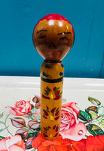 Load image into Gallery viewer, Dol pren Kokeshi celf gwerin Siapaneaidd Vintage wedi ei beintio â llaw / Vintage handpainted Japanese folk art Kokeshi Doll
