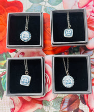 Load image into Gallery viewer, Mwclis unigryw ‘Ti’n Ffab’ seramig ac arian gan Tlysau / Unique seramic and silver ‘Ti’n Ffab’ necklace by Tlysau
