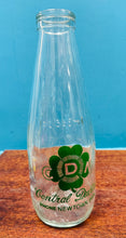 Load image into Gallery viewer, Potel lefrith 1 peint gwydr Vintage ‘Central Dairies Newtown’ / Vintage glass ‘Central Dairies Newtown’ 1 pint milk bottle
