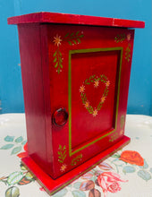 Load image into Gallery viewer, Cabinet dal goriadau coch Vintage wedi ei beintio â llaw / Vintage red handpainted key cabinet
