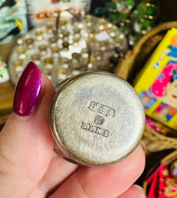 Load image into Gallery viewer, Set cymun Hynafol EPNS o Eglwys Cymreig gyda 40 gwydryn bach EPNS / Antique EPNS communion set from a Welsh Church with 40 small EPNS glasses
