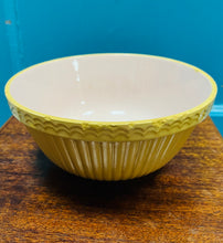 Load image into Gallery viewer, Bowlen gymysgu fechan Vintage gyda thu mewn pinc / Small Vintage mixing bowl with pink inside
