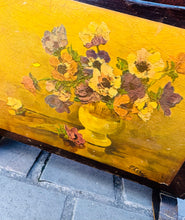 Load image into Gallery viewer, Rack cylchgronau pren tywyll Vintage gyda dyluniad blodeuog / Vintage dark wood magazine rack with flower design
