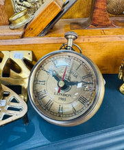 Load image into Gallery viewer, Cloc a cwmpawd brass gwydr chwyddedig / Brass magnifying glass table clock and compass
