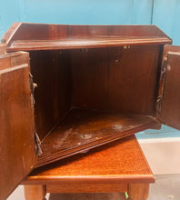 Load image into Gallery viewer, Cwpwrdd cornel bychan Hynafol Fictorianaidd i gadw moddion / cyfrinachau gyda’r gwydr bevelled a’r defnydd melfed gwreiddiol / Antique Victorian small corner cupboard to keep your medicine / secrets with the original bevelled glass and velvet fabric
